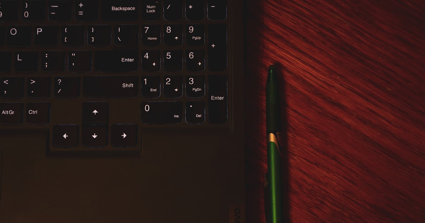 Pen near laptop for rewording tools article